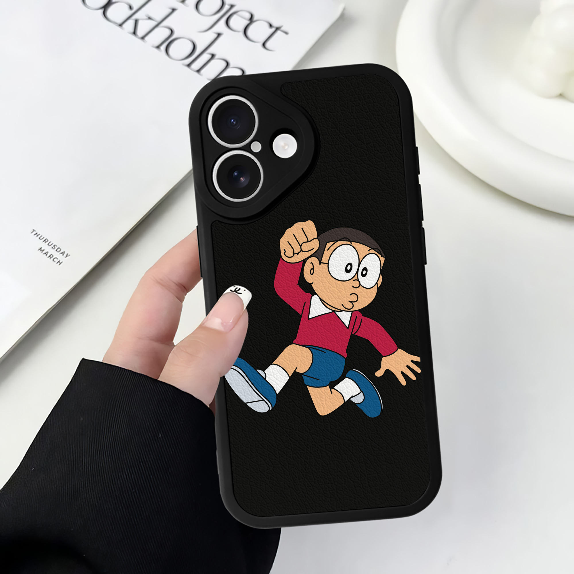 （画像用） ドラえもん 野比 のび太 Doraemon Nobita Nobi 【iPhone 16シリーズ対応】シリコンスマホケース（レザー調） 材質：シリコン